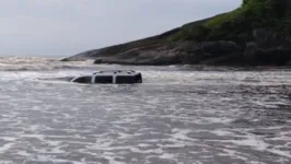 Imagem ilustrativa da notícia Homem pega emprestado carro de amigo e deixa veículo ser levado pelo mar