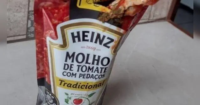 Imagem ilustrativa da notícia Mulher encontra pedaço de frango em embalagem de molho de tomate: 'revirou o estômago'