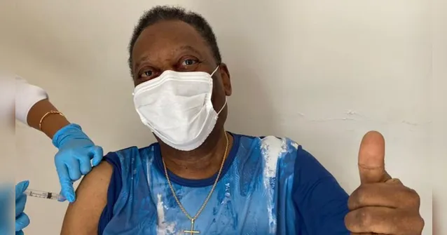 Imagem ilustrativa da notícia Pelé toma vacina contra a covid-19 e deixa mensagem. 'pandemia não acabou'