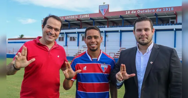 Imagem ilustrativa da notícia Lateral Yago Pikachu veste a camisa do Leão ao chegar em novo clube