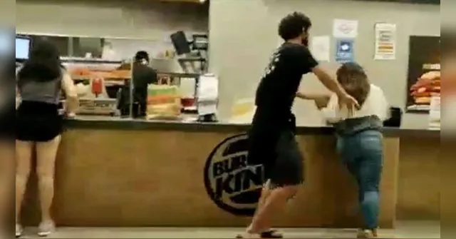 Imagem ilustrativa da notícia Funcionárias do Burger King são agredidas por clientes; veja o vídeo