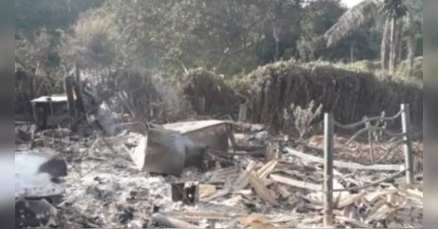Imagem ilustrativa da notícia Família tem casa destruída após celular que estava carregando explodir 