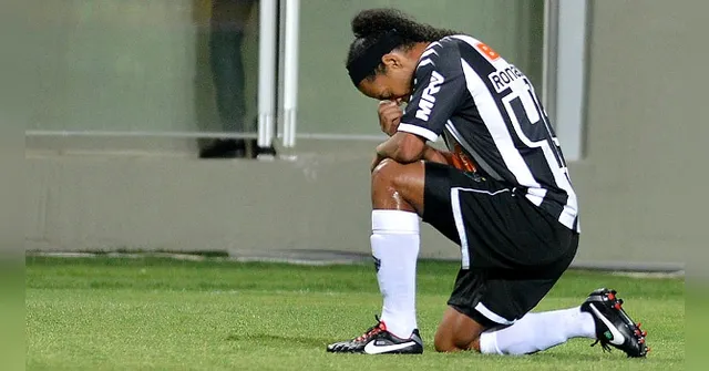 Imagem ilustrativa da notícia Após morte da mãe, Ronaldinho estaria exagerando nas festas e álcool