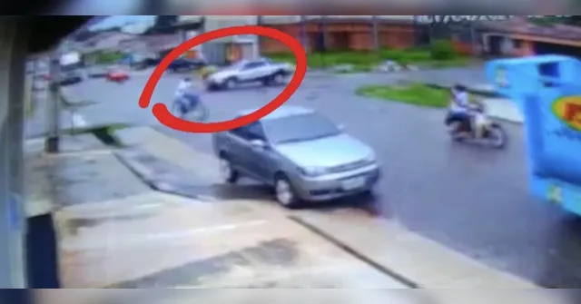 Imagem ilustrativa da notícia Vídeo flagra colisão entre carro e moto em Castanhal
