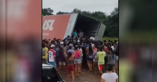 Imagem ilustrativa da notícia Vídeo: populares roubam carga de televisores em rodovia