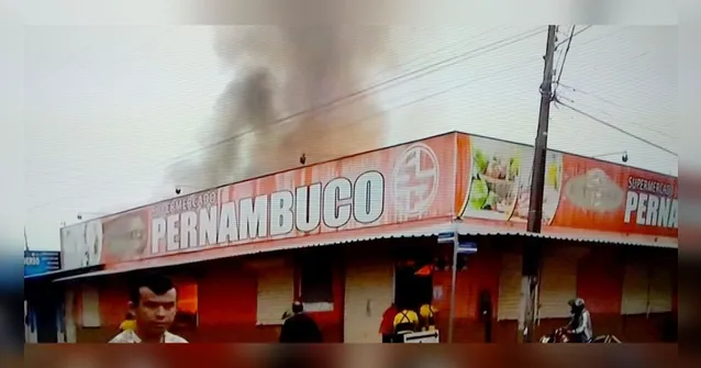 Imagem ilustrativa da notícia Incêndio é controlado e Bombeiros fazem rescaldo em supermercado de Paragominas