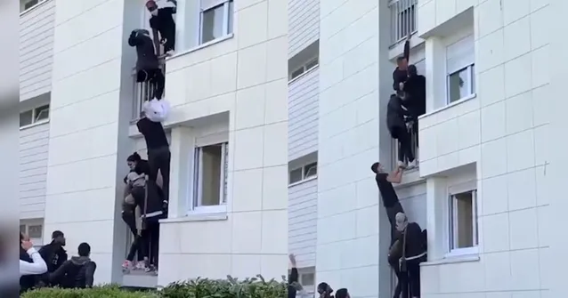 Imagem ilustrativa da notícia Vídeo: pessoas tentam salvar família do fogo em uma casa