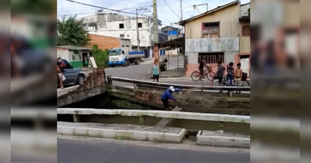 Imagem ilustrativa da notícia Homens pescam em canal de Belém antes da Semana Santa
