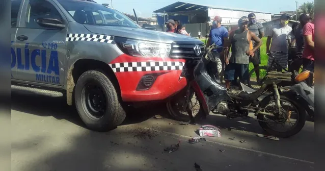 Imagem ilustrativa da notícia Motociclista pega contramão e bate em viatura da PM