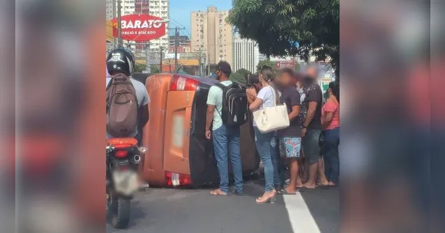 Imagem ilustrativa da notícia Carro capota e mulher fica presa nas
ferragens em Belém