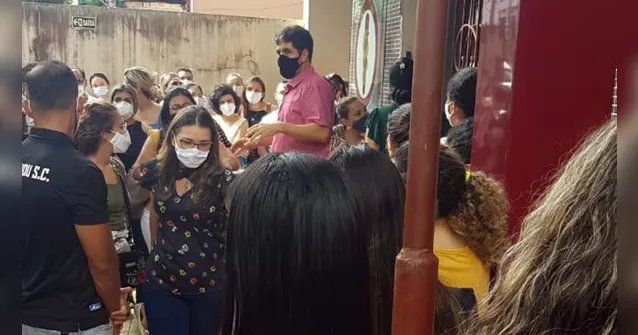 Imagem ilustrativa da notícia Enfermeiros e dentistas enfrentam filas para receber vacinas