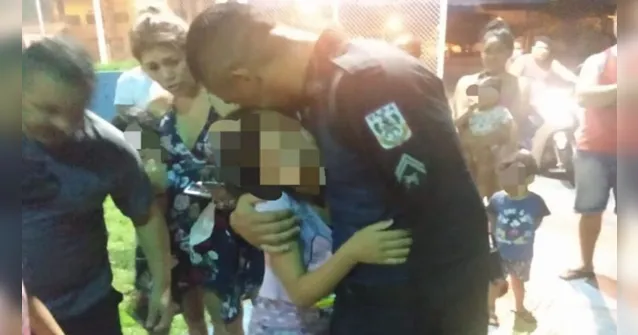Imagem ilustrativa da notícia Policiais se jogam em rio e salvam família que se afogava