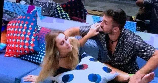 Imagem ilustrativa da notícia Arthur força beijo com Carla e expulsão pode acontecer