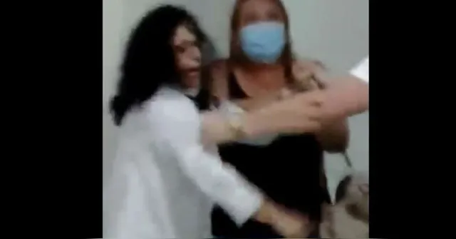 Imagem ilustrativa da notícia Após discussão, médica agride mulher em hospital; veja o vídeo