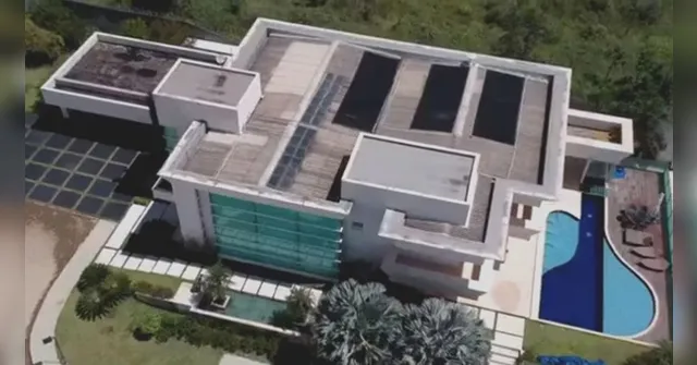 Imagem ilustrativa da notícia Com R$ 2 milhões declarados, Flávio Bolsonaro compra mansão de R$ 6 milhões. Veja vídeo da casa