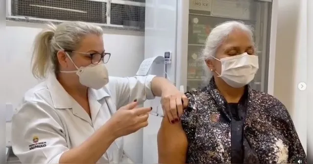 Imagem ilustrativa da notícia Fafá de Belém recebe primeira dose de Coronavac