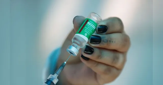 Imagem ilustrativa da notícia Brasil deve receber insumos para 12 milhões de doses de vacina neste domingo (28)