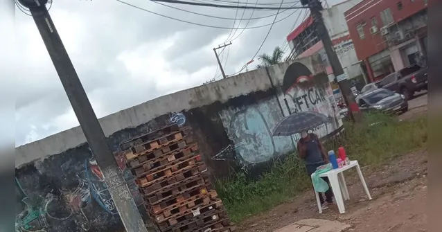 Imagem ilustrativa da notícia Imagem de vendedor na chuva em Belém gera 'corrente do bem' nas redes sociais