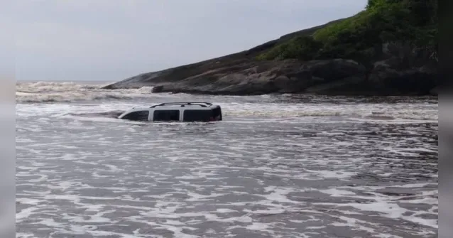 Imagem ilustrativa da notícia Homem pega emprestado carro de amigo e deixa veículo ser levado pelo mar