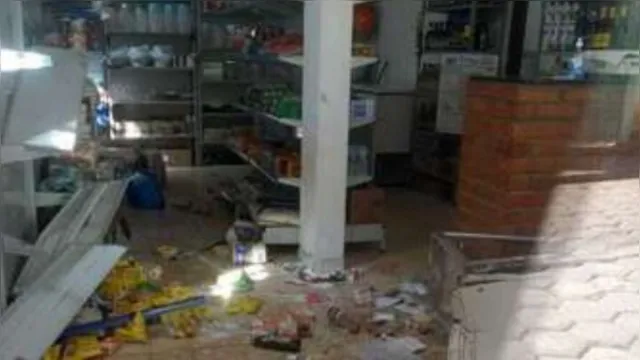 Imagem ilustrativa da notícia Vídeo: boi furioso deixa rastros de destruição em cidade do interior