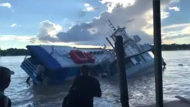 Imagem ilustrativa da notícia Vídeo mostra naufrágio de rebocador em frente a cidade de Breves