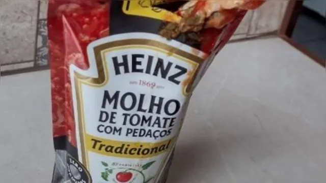 Imagem ilustrativa da notícia Mulher encontra pedaço de frango em embalagem de molho de tomate: 'revirou o estômago'