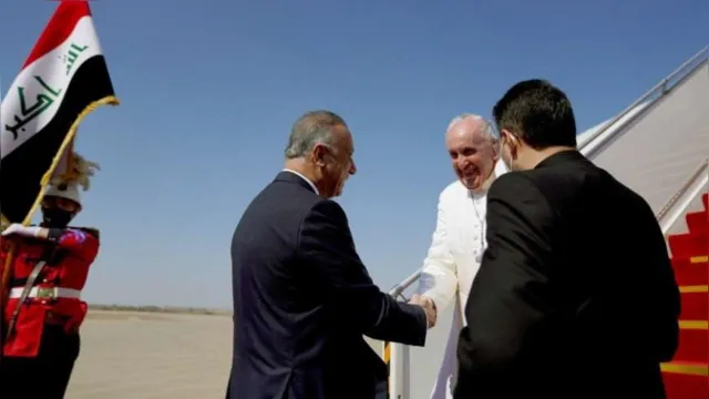 Imagem ilustrativa da notícia Papa Francisco chega ao Iraque sem máscara desafiando segurança e pandemia