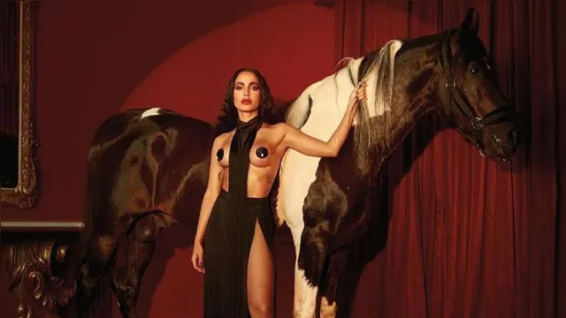 Imagem ilustrativa da notícia Anitta surge em capa de revista com adesivos nos mamilos ao lado de cavalo 