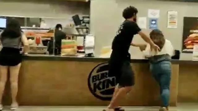 Imagem ilustrativa da notícia Funcionárias do Burger King são agredidas por clientes; veja o vídeo