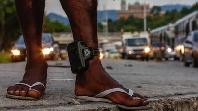 Imagem ilustrativa da notícia Ambulante é flagrado vendendo tornozeleira eletrônica dentro de coletivo. Veja o vídeo