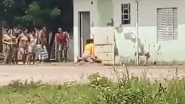 Imagem ilustrativa da notícia Vídeo: mulher esfaqueia rival durante briga em Santarém