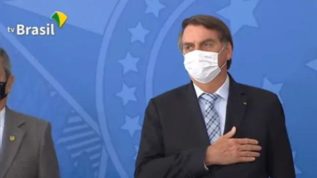 Imagem ilustrativa da notícia De máscara, Bolsonaro sanciona lei que facilita a compra de vacinas contra a covid-19