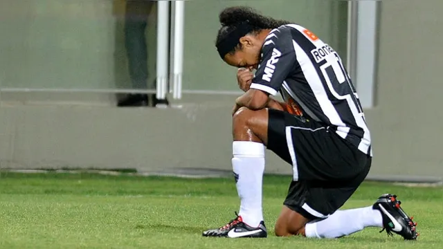 Imagem ilustrativa da notícia Após morte da mãe, Ronaldinho estaria exagerando nas festas e álcool