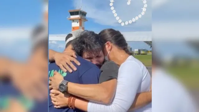 Imagem ilustrativa da notícia Reencontro de piloto desaparecido com família emociona internet. Veja o vídeo