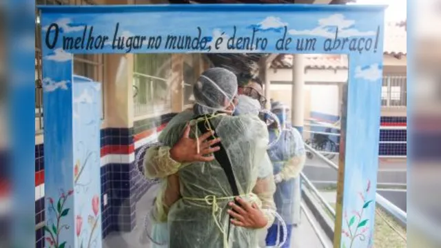 Imagem ilustrativa da notícia "Cabine do Amor" garante o abraço entre pacientes e familiares em hospital no Pará