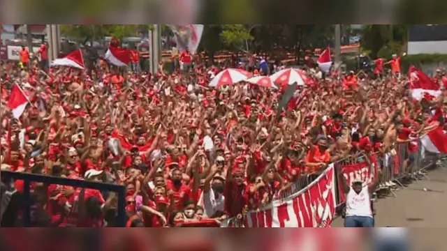 Imagem ilustrativa da notícia Milhares de torcedores do Inter se aglomeram em apoio a jogadores contra o Flamengo