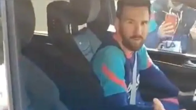 Imagem ilustrativa da notícia Messi se irrita com fãs que o filmavam após treino do Barcelona; veja o vídeo
