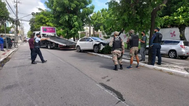 Imagem ilustrativa da notícia Vice-governadora do CE e família são assaltados e carro bate em árvore