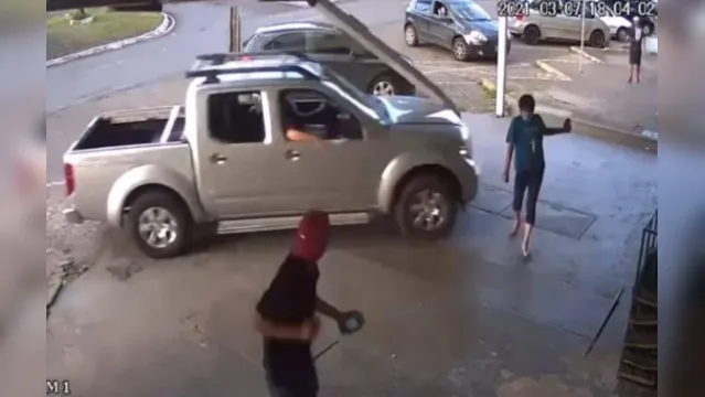 Imagem ilustrativa da notícia Vídeo: Mulher 'se esquiva' e escapa de ser atropelada por motorista bêbado
