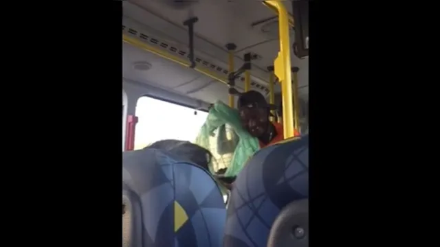 Imagem ilustrativa da notícia Homem usa rato para tentar “assaltar” passageiros em ônibus, veja o vídeo!
