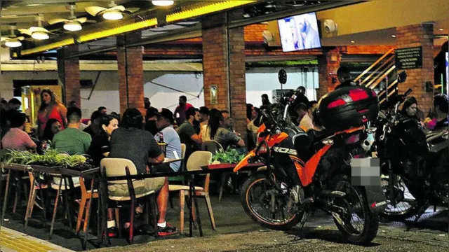 Imagem ilustrativa da notícia Chuva afasta público de bares e restaurantes mais que a Covid-19