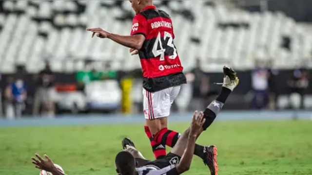 Imagem ilustrativa da notícia Flamengo
bate o Botafogo e assume liderança do Carioca