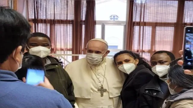 Imagem ilustrativa da notícia Papa Francisco faz visita em vacinação para sem-tetos