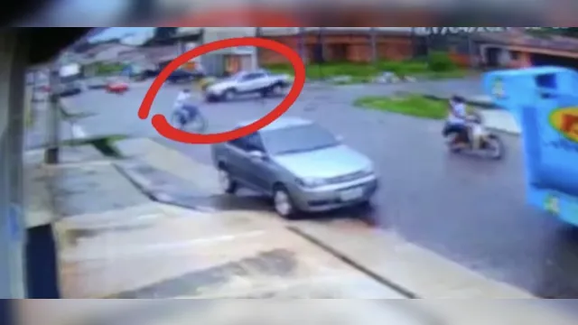 Imagem ilustrativa da notícia Vídeo flagra colisão entre carro e moto em Castanhal