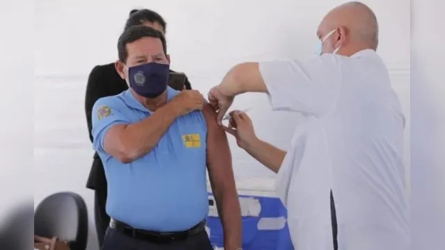 Imagem ilustrativa da notícia Vice-presidente Hamilton Mourão é vacinado contra a Covid-19 