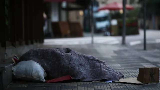 Imagem ilustrativa da notícia Após se queixar de dor e febre, morador de rua é encontrado morto em Belém 