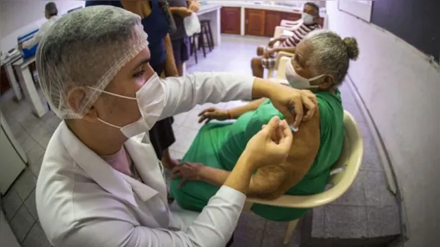 Imagem ilustrativa da notícia Campanha de vacinação contra a Covid-19 pode parar no Brasil, admite Ministério