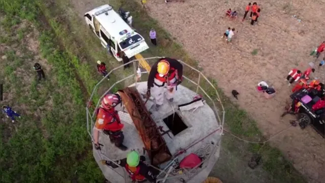 Imagem ilustrativa da notícia Imagens Fortes! Homem é resgatado após cair em caixa d'água de 15 metros