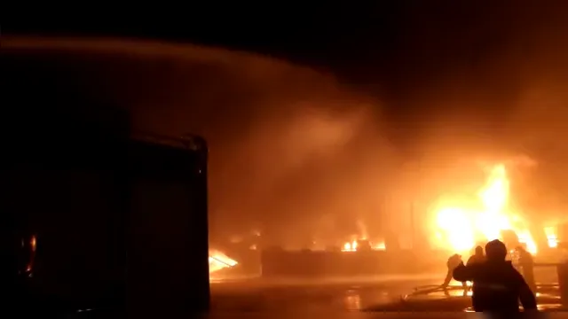 Imagem ilustrativa da notícia Incêndio destrói fábrica de tintas Veloz na BR-316, em Benevides. Veja os vídeos