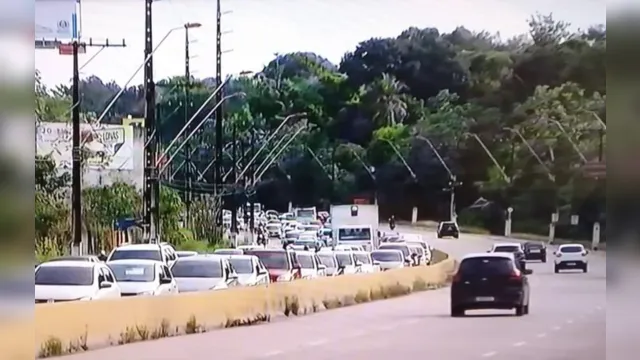 Imagem ilustrativa da notícia Acidente envolvendo três carros deixa trânsito complicado na avenida Centenário